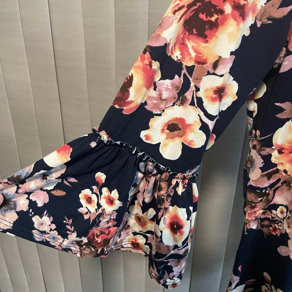 Nine Britton Navy Floral Blouse - Picture 6 of 7
